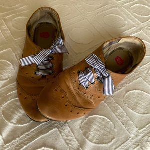 Leather Oxford style shoes with bow